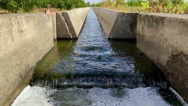 Sonido de agua canalizada por acequia de regadio de nogales