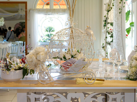 Urne de mariage d&eacute;corative en forme de carrosse blanc pour recueillir les enveloppes et messages des invit&eacute;s