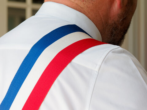 &Eacute;charpe tricolore bleu blanc rouge port&eacute;e par un &eacute;lu de la R&eacute;publique fran&ccedil;aise lors d'une c&eacute;r&eacute;monie officielle