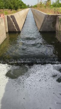 Regadio por canalizaci&oacute;n con agua en movimiento y sonido