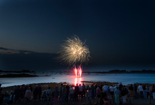 Magnifique feu d'artifice sur la mer en Bretagne