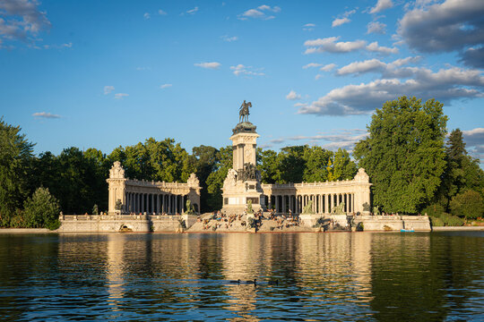 Vista del estanque del Retiro con el monumento a Alfonso XII