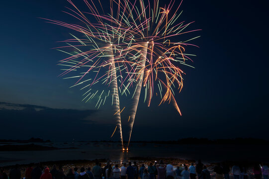 Magnifique feu d'artifice sur la mer en Bretagne