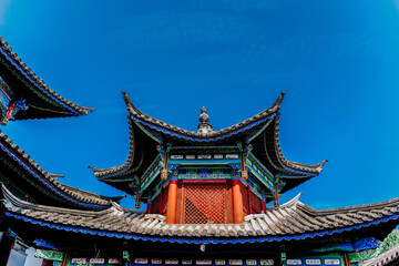 Obraz premium Traditional chinese pavilion roof under blue sky