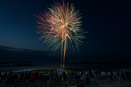 Magnifique feu d'artifice sur la mer en Bretagne