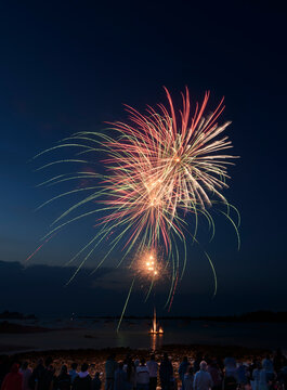 Magnifique feu d'artifice sur la mer en Bretagne