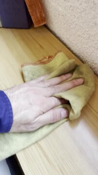 Gamuza bayeta pa&ntilde;o de microfibra limpiar el polvo mueble atrapapolvo y trapo de algod&oacute;n limpieza en mano de hombre