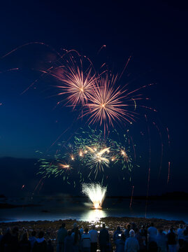 Magnifique feu d'artifice sur la mer en Bretagne