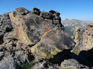 Obraz premium Lichen Covered Rock Formation with Rocky Mountains in Rocky Mountain National Park, Colorado