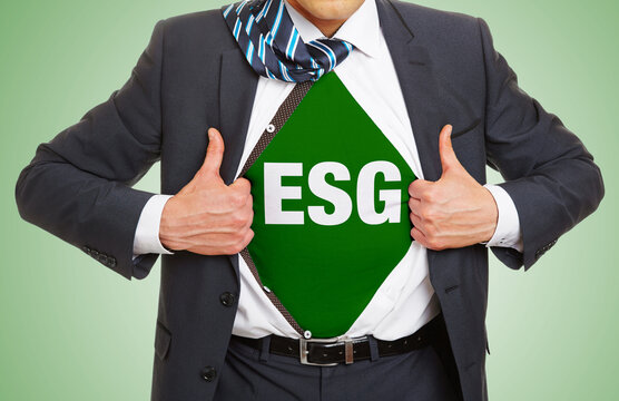 Gesch&auml;ftsmann zeigt Schriftzug &bdquo;ESG&ldquo; als Konzept f&uuml;r ganzheitliche nachhaltige Unternehmensf&uuml;hrung