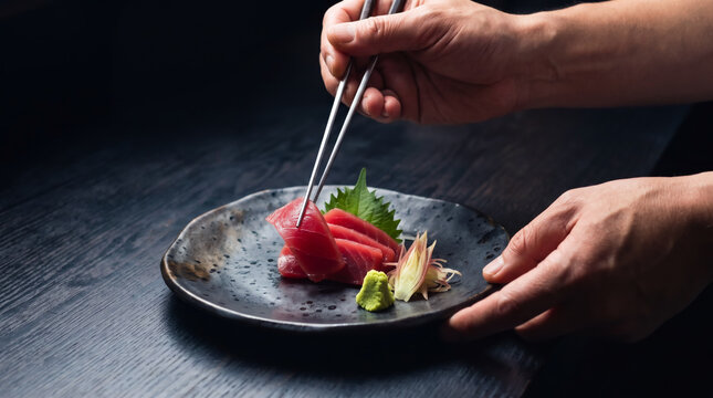 料理人によって高級な器に盛り付けられた鮮度の良い刺身