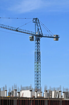Crane and monolithic works on building construction
