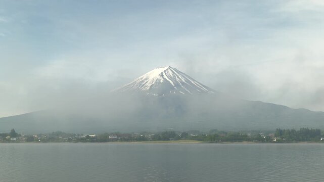 朝霧から現れる春の早朝の富士山のタイムラプス映像（フィックス）