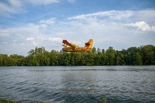 View of the Canadair water bombers scooping water from the Seine during the fires in the Fontainebleau forest