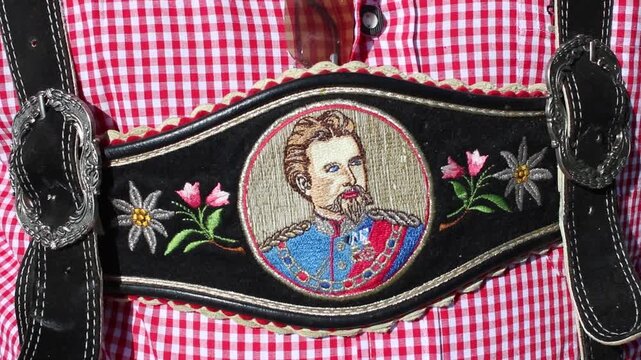 Traditionelle bayerische Lederhose mit bestickten Hosentr&auml;gern in Nahaufnahme