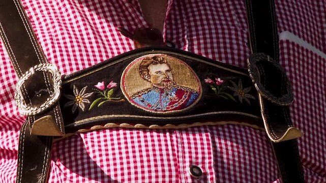 Traditionelle bayerische Lederhose mit bestickten Hosentr&auml;gern in Nahaufnahme