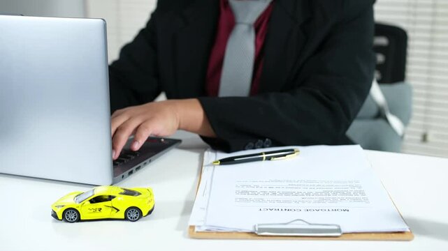 Buying and selling cars online, looking for car references in the marketplace to compare and find car price references
