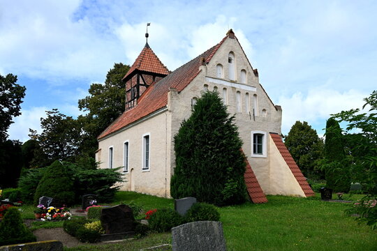 Dorfkirche Bugewitz mit "Gottesacker"