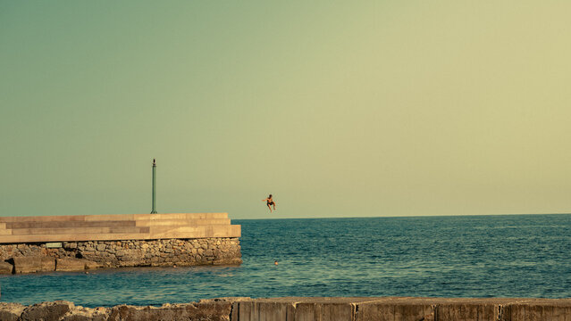 Persona que corre para saltar al mar