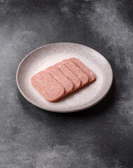 Naklejka premium Canned spiced ham slices for holiday sandwiches. Ham slices