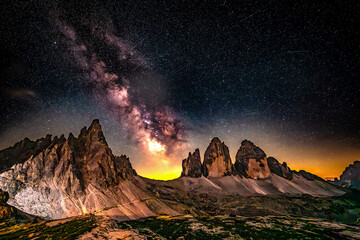 Naklejka premium Droga mleczna widoczna nad Tre Cime di Lavaredo, Dolomity, Włochy