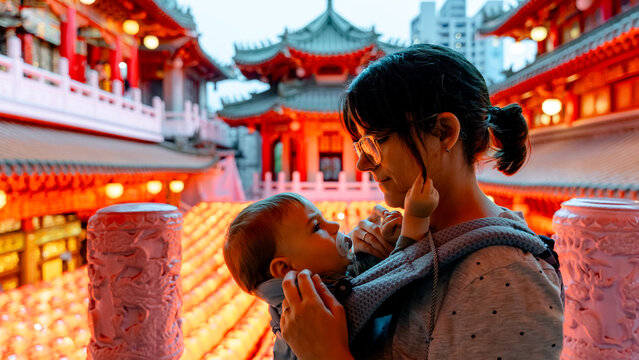 Mother and child at Sunfong Temple in Kaohsiung