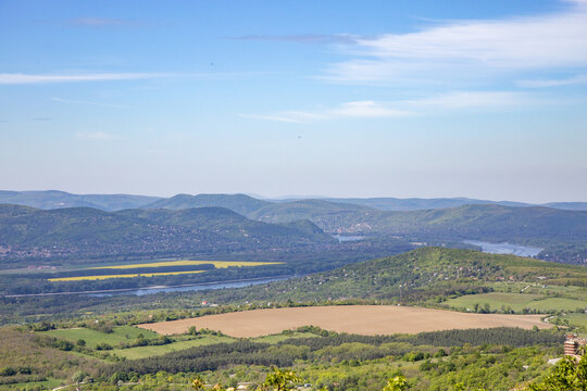 Panoramablick auf Flusstal und Stadt aus erh&ouml;hter Perspektive