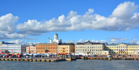 Obraz premium HELSINKI, FINLAND: Helsinki Cathedral and Market Square (Kauppatori) is central square in Helsinki and one of most famous market places and tourist attractions. Located in South Harbor