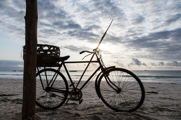 Stary rower na plaży Zanzibaru © kubikactive