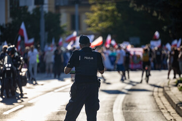 Radiowóz polska policja wieczorem z sygnalizatorem błyskowy niebieski na dachu. Nocny patrol. © FotoDax