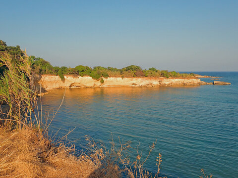 Vista panoramica della costa calcarea e del mare cristallino alla Spiaggia della Gallina in Sicilia al tramonto 149