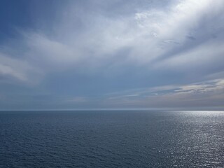 Fototapeta premium Cloudy sky over cam ocean.