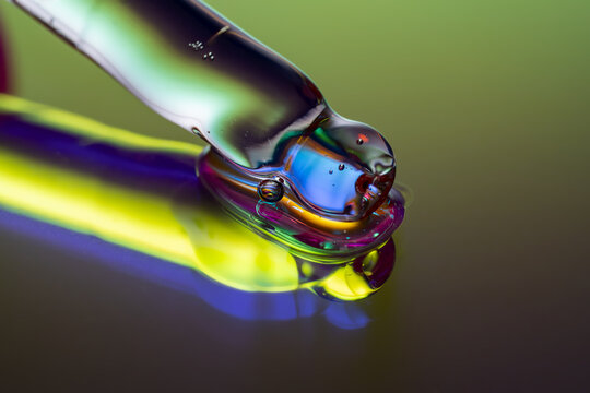 Holographic serum with vibrant reflective texture