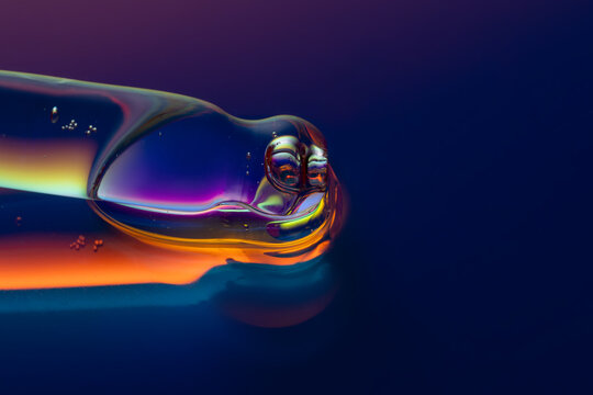 Holographic serum dropper with vibrant colors