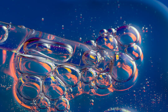 Iridescent bubbles with a holographic dropper effect