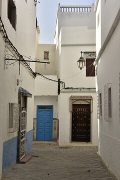 Ruelles typiques parfois en impasse dans le centre historique d'Assilah au sud de Tanger au Maroc 