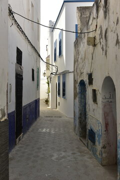 Ruelles typiques parfois en impasse dans le centre historique d'Assilah au sud de Tanger au Maroc 