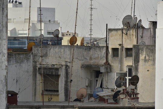 Sommet des immeubles d&eacute;labr&eacute;s avec paraboles et antennes sur les toits &agrave; Tanger au Maroc 
