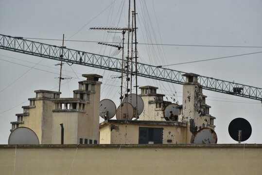 Antennes et paraboles entre les chemin&eacute;es d'un immeuble &agrave; appartements &agrave; Tanger au Maroc 