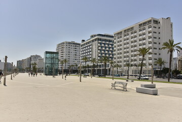 Promenade sur la Corniche le long des grands immeubles à appartements à Tanger au Maroc  © Photocolorsteph