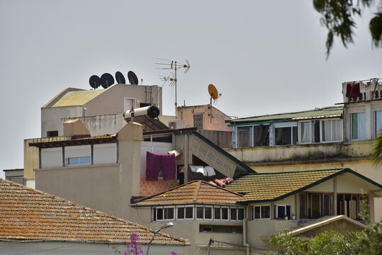 Toits des immeubles de diff&eacute;rentes &eacute;poques &agrave; Tanger au Maroc 