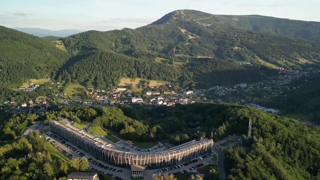 Szczyrk - Polska
Najwyższy szczyt Beskidy Śląskiego Skrzyczne 1257 m n.p.m. oraz najdłuższy hotel w Europie nagrany dronem. G&oacute;skie widoki, hotel, dolina, nadajnik na szczycie