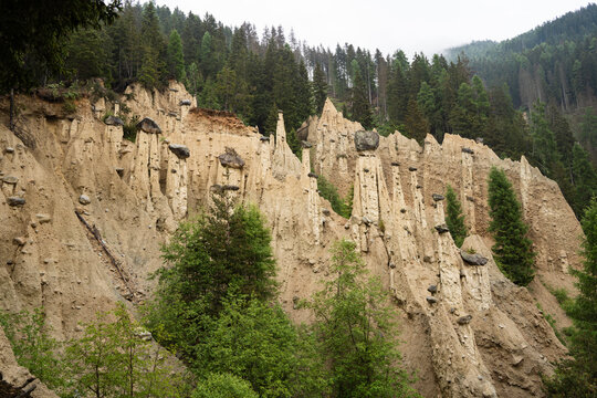 Die Erdpyramiden Piramidi di Plata von Percha (Perca) in S&uuml;dtirol sind au&szlig;ergew&ouml;hnliche geologische Formationen aus lehmhaltigen Sedimenten, die durch nat&uuml;rliche Erosion entstanden sind. 