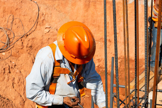Trabajador armando estribos de varilla 