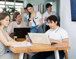 Fototapeta premium Several managers work together in a modern office. A well-coordinated management team