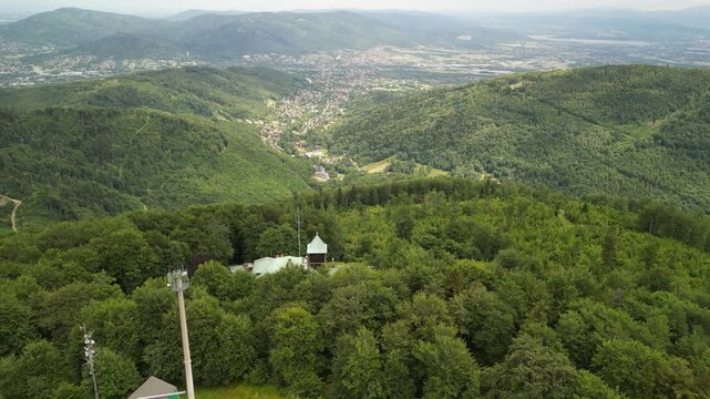 Szyndzielnia - Polska
Szczyt w Beskidzie Śląskim. Nagarnia ze szczytu zrobione dronem. Schronisko, wierza widokowa, widok na Bielsko Biała i okoliczne szczyty