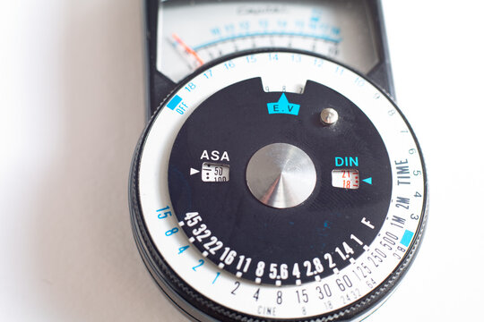 Vintage analog light meter for photography and cinema. Measures the intensity of ambient light to determine the correct exposure. The rotating discs allow calculation of the combination .