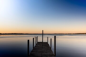 Fototapeta premium Lake Monona in Madison in front downtown and the state capital building at Dusk