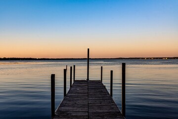 Fototapeta premium Lake Monona in Madison in front downtown and the state capital building at Dusk