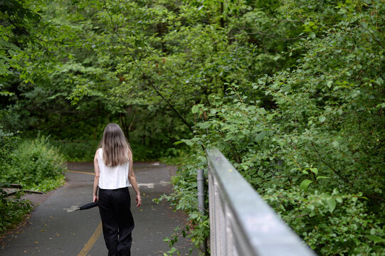 une femme seule marche dans la for&ecirc;t	